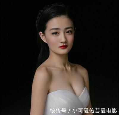 徐璐一字抹胸红色长裙亮相，性感优雅，网友喊重点部位呼之欲出