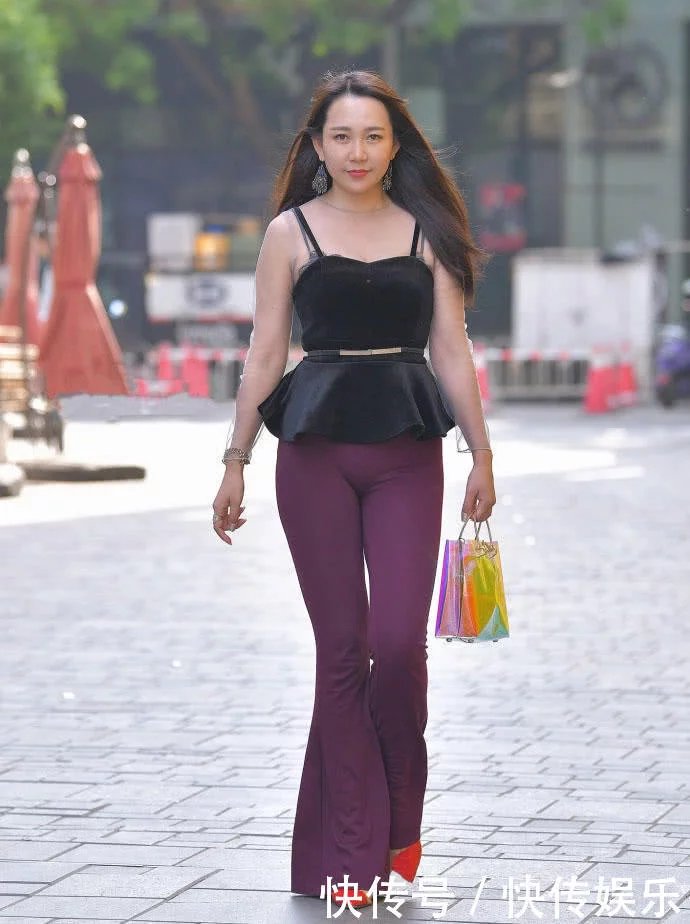 红色紧身裤小姐姐身材胖胖手感好，风韵的婴儿肥身材很有姿色