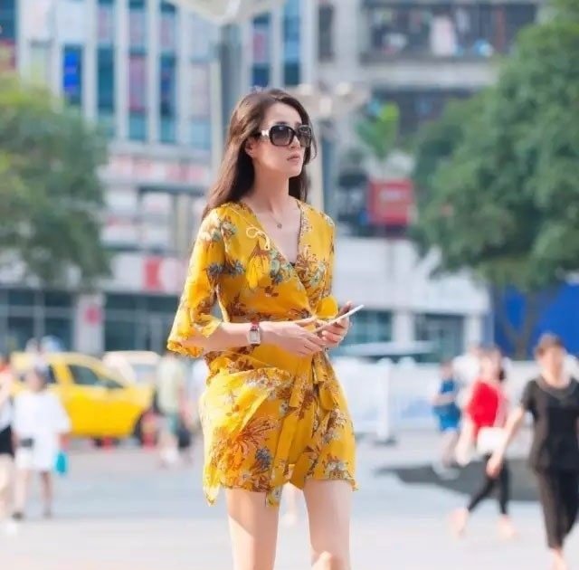 成都路人街拍好不好看我不说， 但胸前风景无限