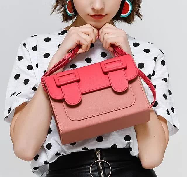  『剑桥包可以』丢掉你的双肩包吧，太土！2020年流行背“剑桥包”，时髦又百搭