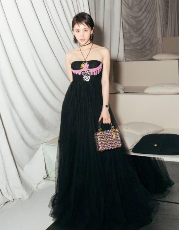 王子文穿白色短裤秀大长腿，看到鞋子就觉得勒得慌，不过超好看的