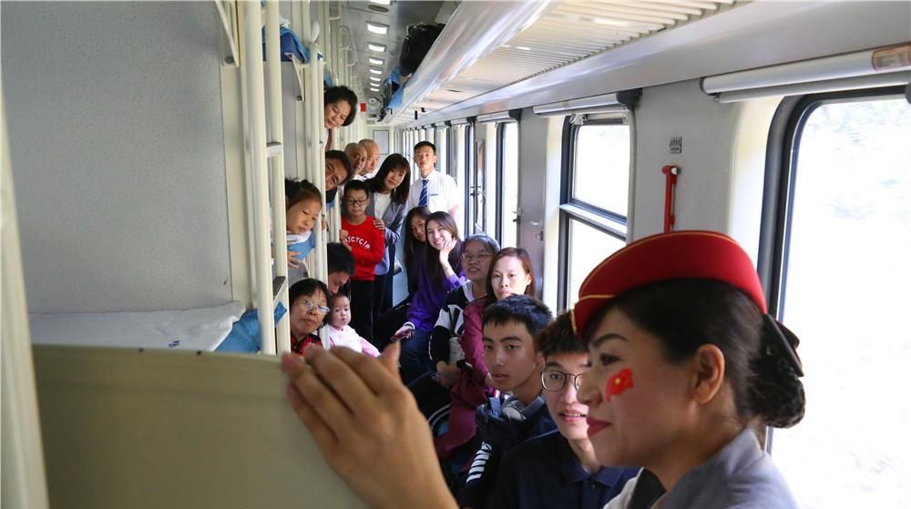 贴心! 乘务员举平板电脑, 让旅客收看国庆阅兵视频