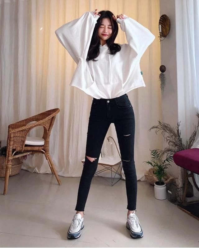 双下巴■微胖女生的身材特点肉肉的脸显胖,双下巴显臃肿,麒麟臂很难遮