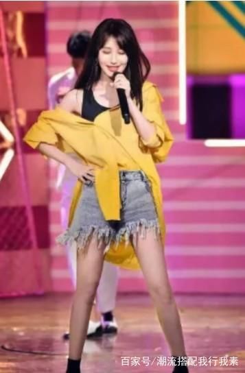 李菲儿，那个浑身散发这洋溢春光的小姐姐，穿搭吸引眼球