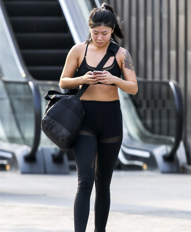 紧身打底裤美女，身材高挑性感，彰显迷人女人味！