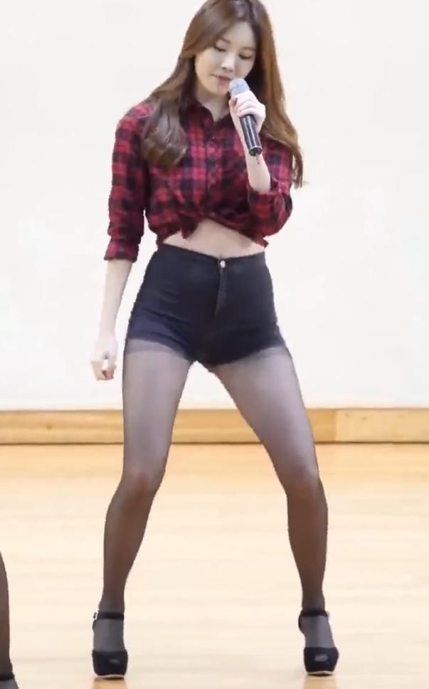 黑丝袜能使20多岁女人成熟妩媚，超有感染力