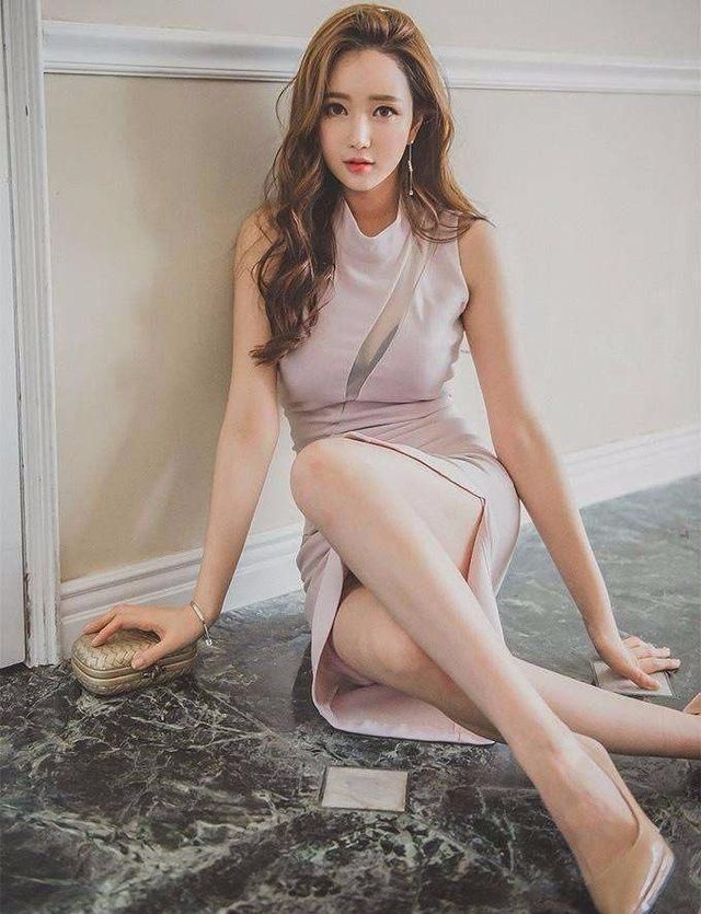 诱惑娇傲身材性感迷人，格外有时尚个性