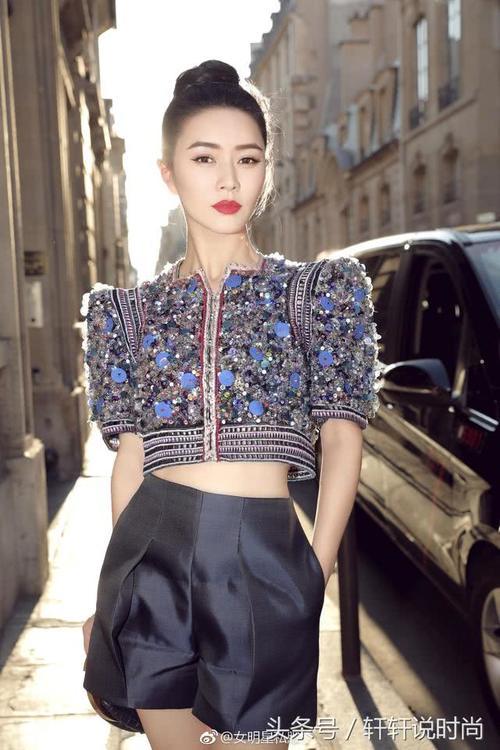 43岁田海蓉穿露腰装看秀,还脚踩一对20cm的细针,网友:看着都疼