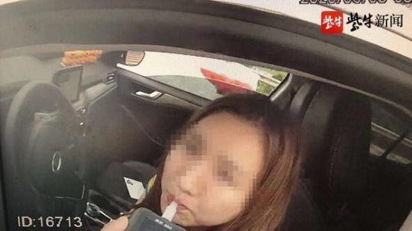 交警|女司机见交警过来猛喝矿泉水,结果“隔夜酒驾”被查获