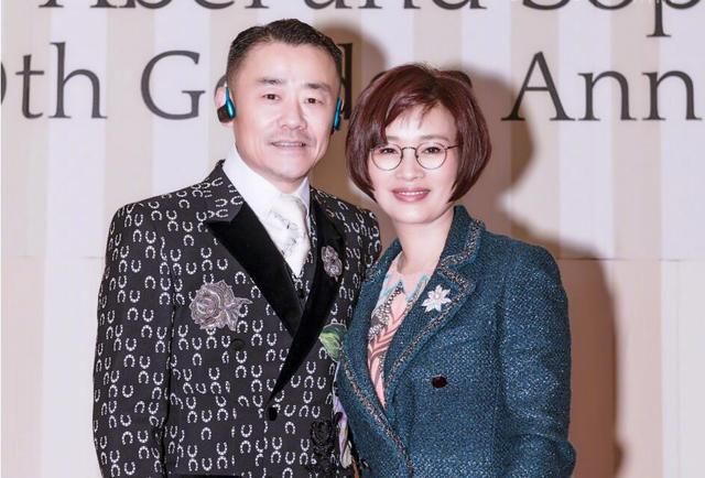 某某起诉周立波夫妇索赔4500万美金，勃然大怒回应想要钱自己去印