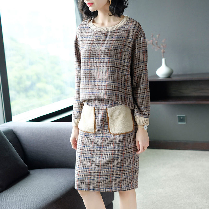 40多岁的女人丢掉妈妈装!现在流行这几款秋裙，美的一愣一愣的