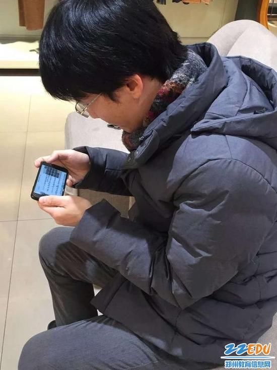 边陪媳妇逛街边改试卷 郑州一高中老师走红朋