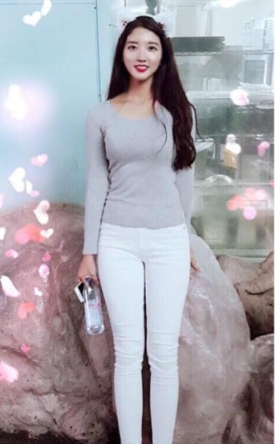 紧身打底裤非常的时尚百搭，是女性不错的选择！