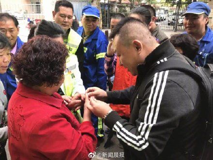  小时：上海阿姨把钻戒当垃圾扔了 8吨垃圾半小时找回戒指
