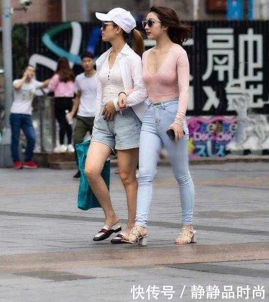 街拍:穿紧身T恤的气质辣妈,遮不住的好身材