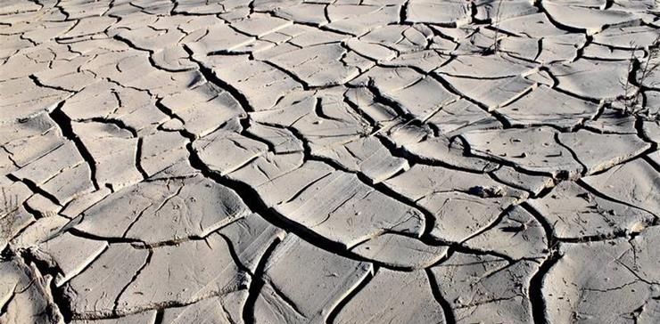  自然降雨@种花生用地膜覆盖好吗？手动盖地膜简单，保水保温等方面实用性强