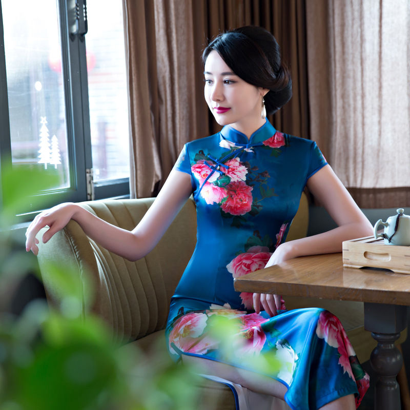 媳妇越来越会搭，旗袍配图下的欧美丁字裤，简直无缝连接