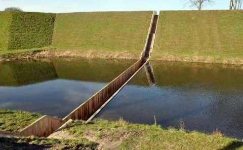 世界唯一的隐形桥 建造在水面1米之下 走在上面难度不会被淹吗