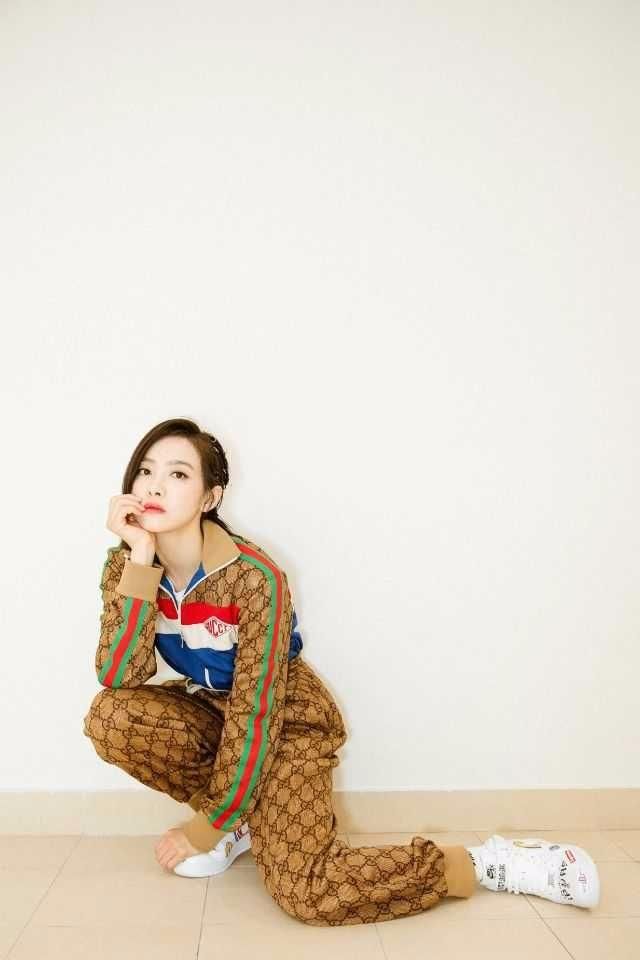 女星同穿运动服，蔡依林性感外露，戚薇长腿撩人，宋茜接地气！