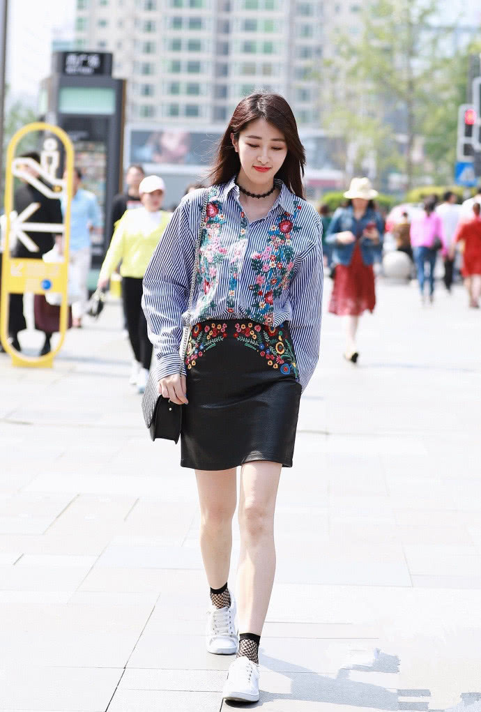 街拍：白皙腿长穿着清新小姐姐，长相靓丽气质优雅！