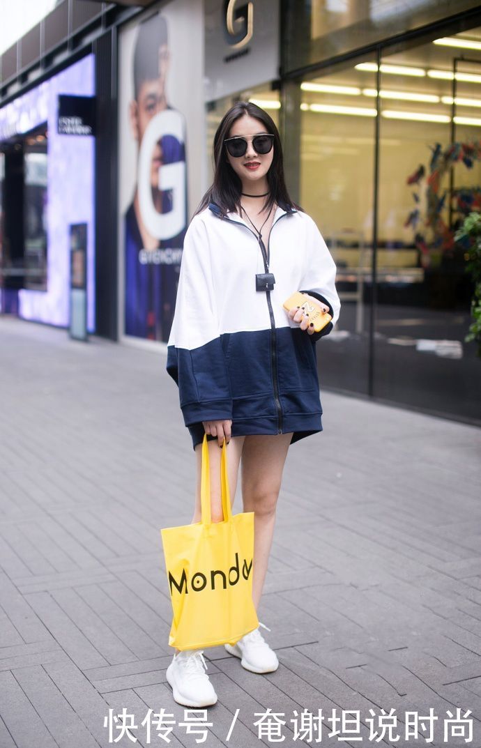 路人街拍抹胸搭配热裤的小姐姐，完美细腰和性感锁骨最吸睛