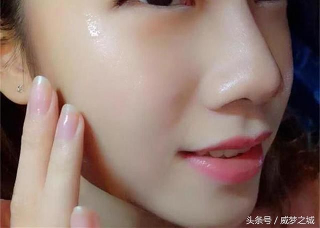 把白醋和生姜放在一起，解决了千万家庭主妇的一个难题，赶紧试试