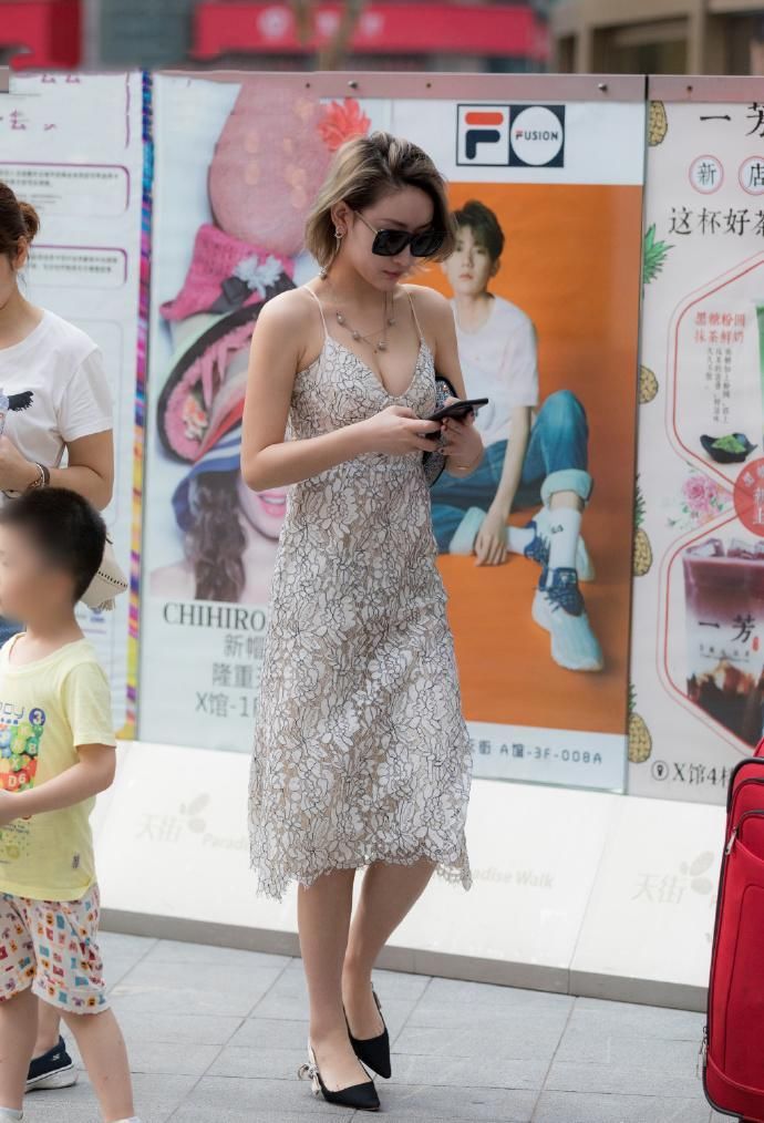 东莞街拍 美丽动人并蒂双开的美女 小背心的身材 看几遍都不够!