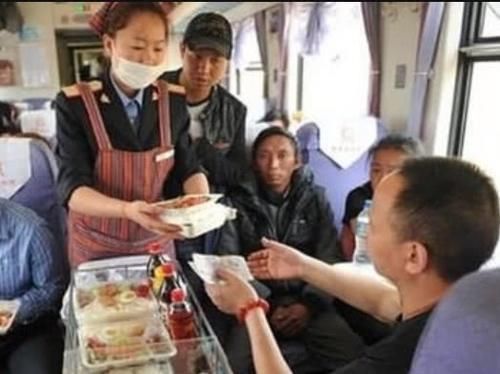 一趟火车几千乘客，为什么几十份盒饭都卖不掉？乘务员说了句实话