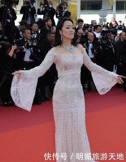 巩俐不愧是巩皇，红色阔腿裤霸气十足，这气场真不是章子怡能比的