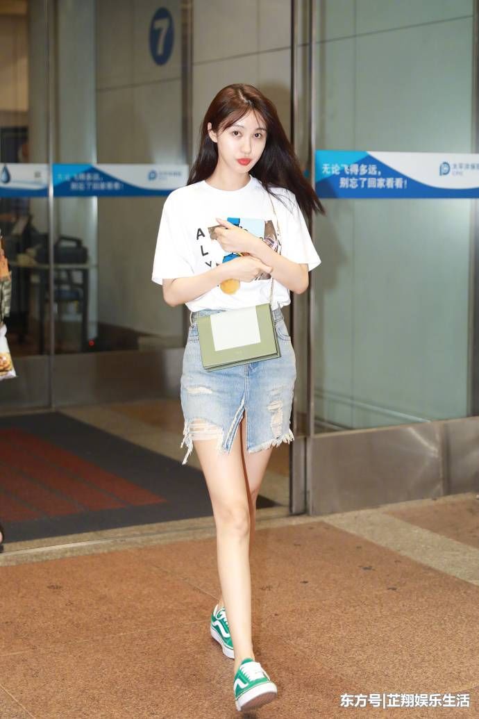 “腿精”李菲儿来啦!穿乞丐牛仔裙玩新时尚，妆容清新如妙龄少女