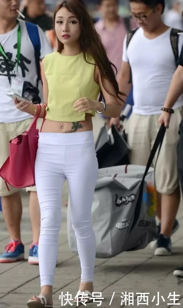 街拍：美女背心搭紧身裤，白绿搭配简约却不失个性！