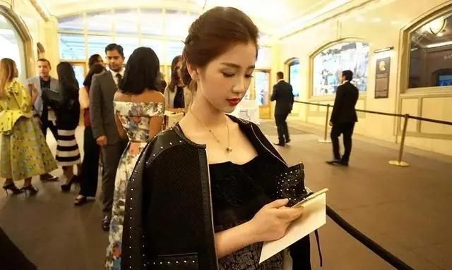  「名媛」虞书欣家世被扒，昔日名媛身份被曝光，红毯名车看秀，巨星合影