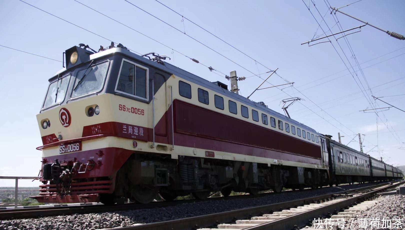 火车上卖东西的是列车员吗？得知真实身份后，网友：火车都白坐了