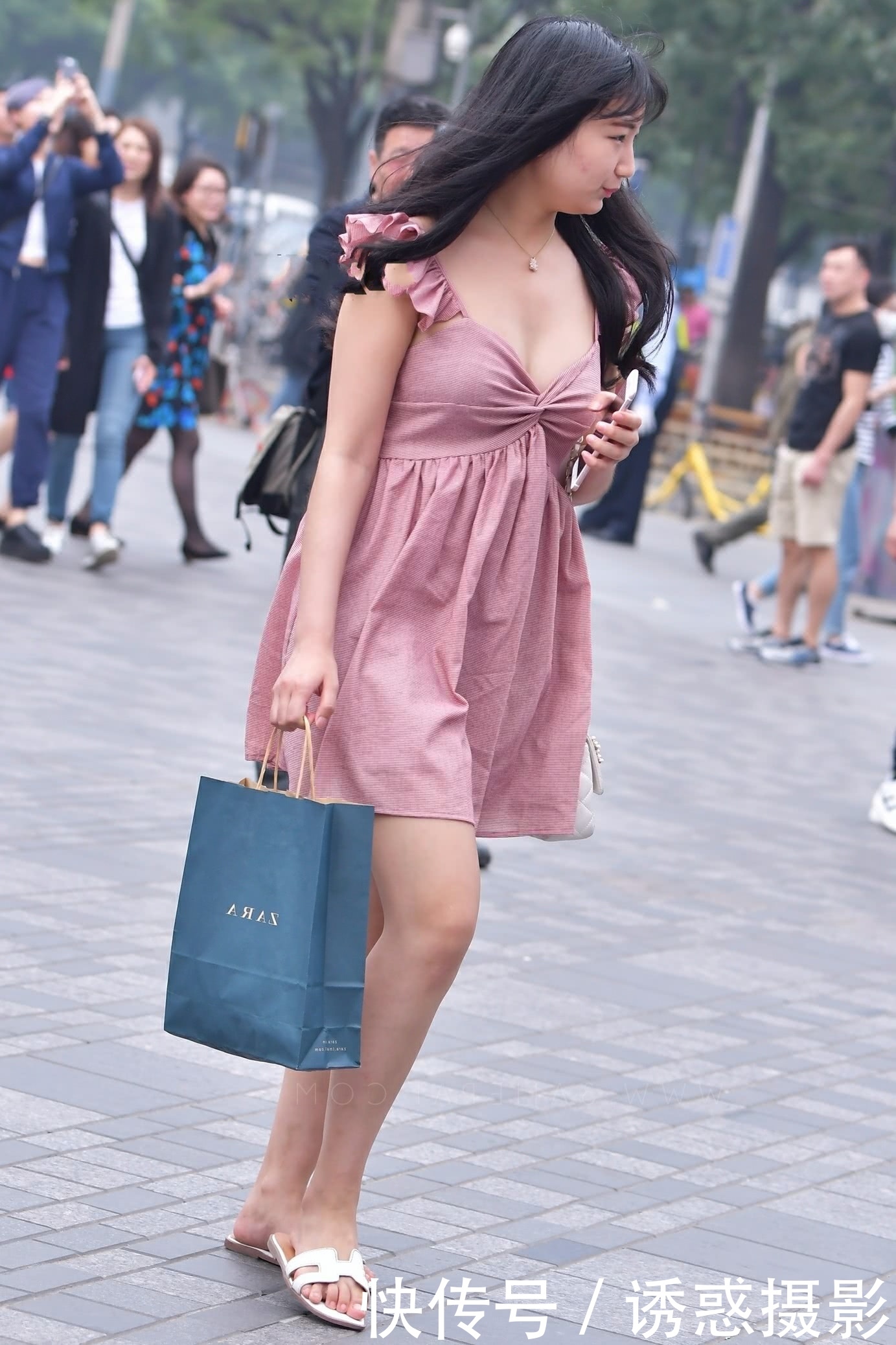 气质小姐姐粉色连衣裙甜美可爱，回眸一笑，婴儿肥的感觉恰到好处