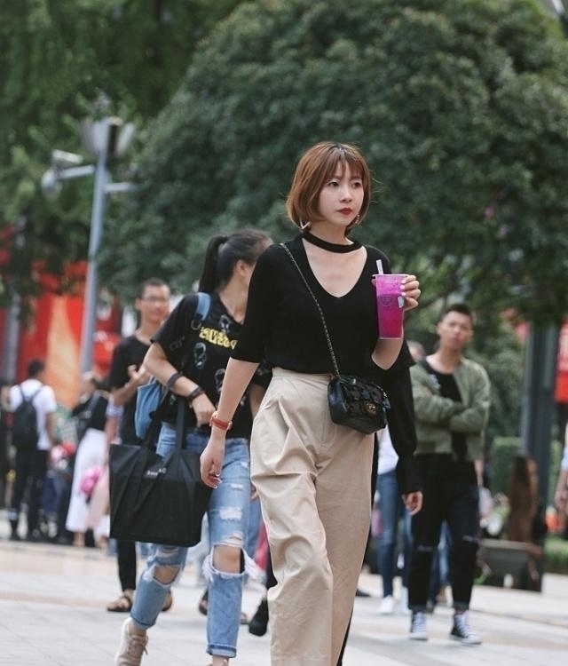 显出|路人街拍,黑色连衣裙显出小姐姐的温柔美丽,简洁大方