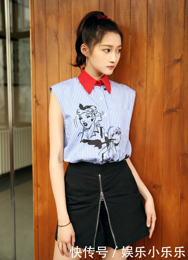 关晓彤厉害了，裙子用几块破布拼成，破到不行却很时尚！