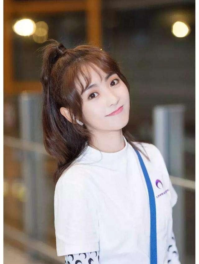  钟楚曦：明星都在关注《青你2》戚薇、宋妍霏、钟楚曦、邢菲都有喜欢的人