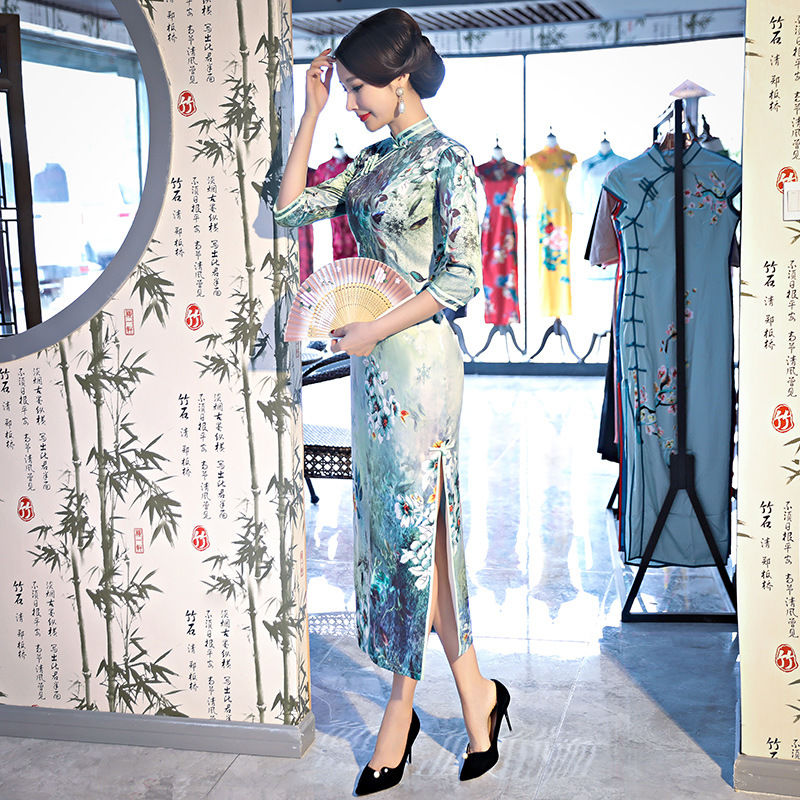 突然发现香云纱裙，比旗袍裙更端庄，比欧式裙洋气，尤其60后穿