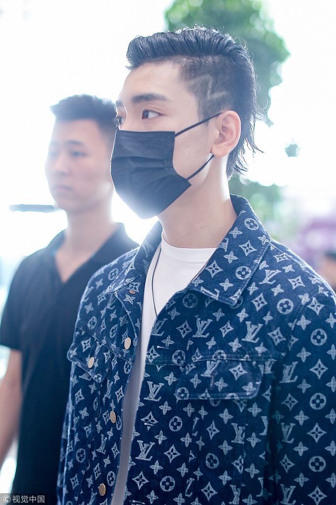 贫穷限制想想！王子异一身大牌“豪”气冲天 口罩遮面帅气撞脸吴