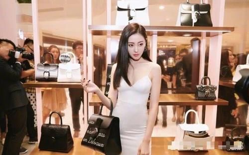 # 大面积的露#罕见吊带在家跳甩糖舞，玲珑身材看服我了，张天爱复工玩“嗨”了