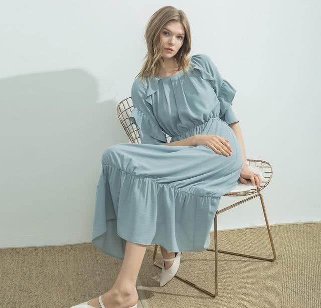  #气质#不想穿得太花哨，又怕黑白灰显老？试试高级的雾霾蓝，特别显气质