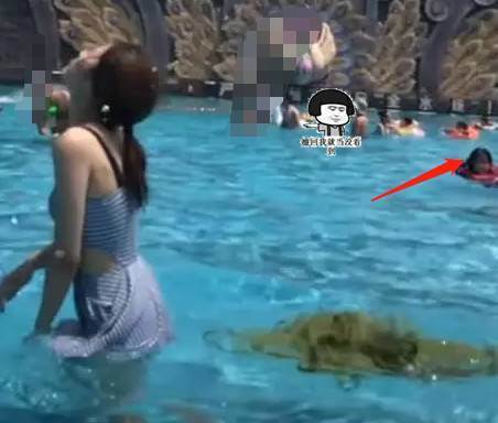 小姐姐模仿“网红甩发”，谁知用力过猛，“绿头发”漫天飞舞！