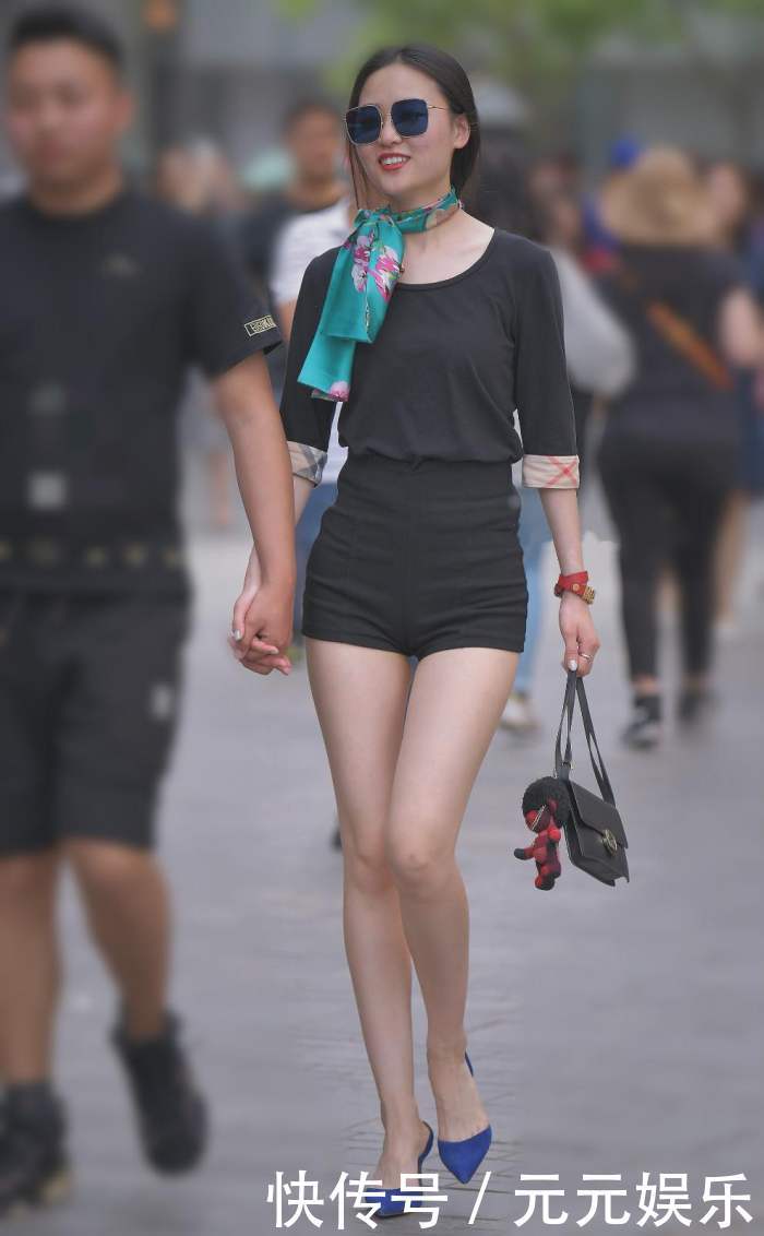 素人街拍:这亮眼的围巾,抢镜头没谁了 网友:看样子是空姐