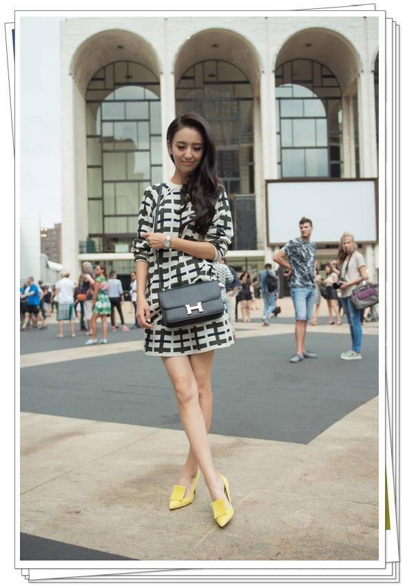 佟丽娅美得有点过分了,空气刘海配粉色连衣裙,确定33岁了?