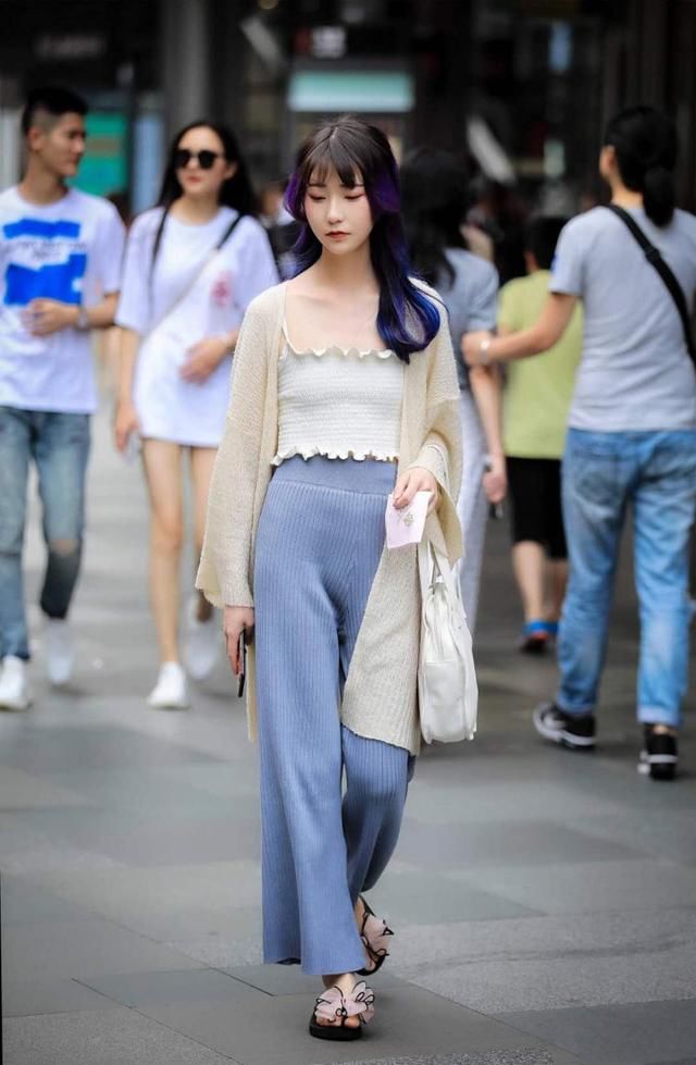 街拍:图1卡戴珊，永远的紧身衣，不能换一件?图3软妹子!