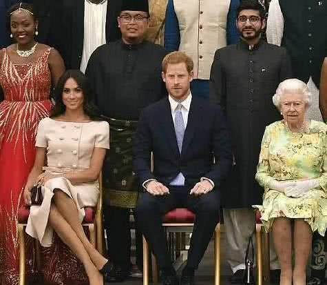 凯特王妃休假，梅根穿大牌裙惊艳四场，这次效仿戴安娜成功