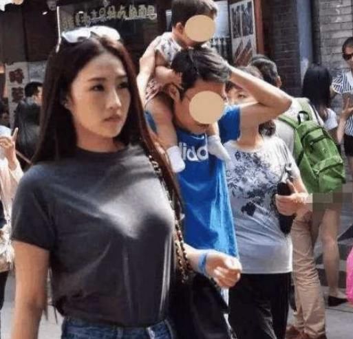 街拍：休闲青春范的小姐姐，凹凸身材清新美丽好看又时尚！