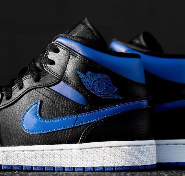  『新品』小黑蓝 AJ1 Mid 又有新品了！荔枝皮鞋身质感超细腻！