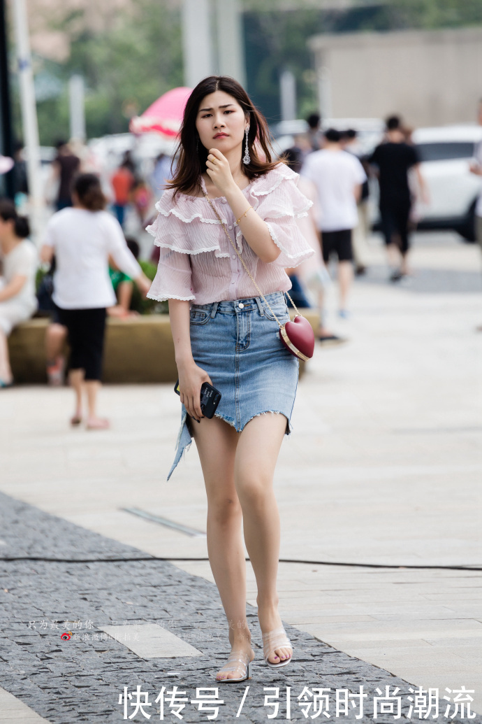 路人街拍，袅娜少女羞，岁月无忧愁