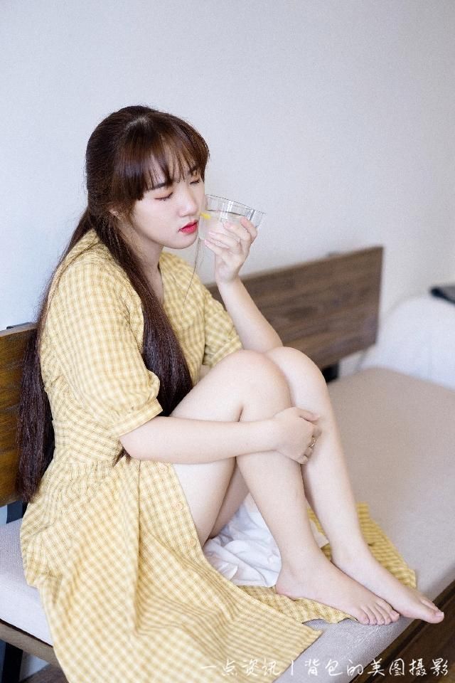 路人街拍，小姐姐穿着抹胸上衣，肌肤白皙，真是迷人